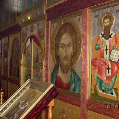 Иконы местного ряда иконостаса украшены басмой