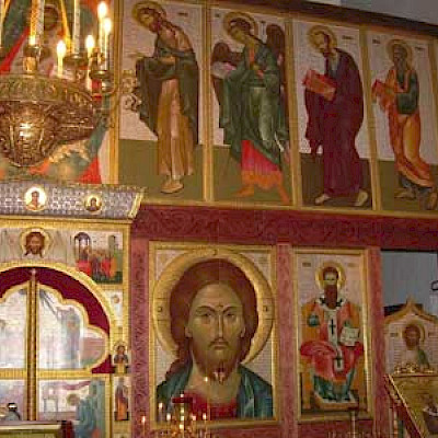 Украшены басмой все иконы второго ряда иконостаса