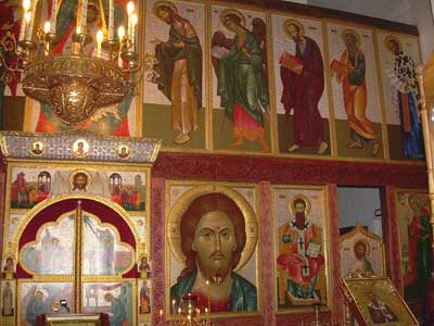 Украшены басмой все иконы второго ряда иконостаса