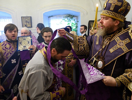 Митрополит Тихон удостоил иерея Льва Куликова права ношения набедренника
